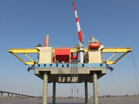 自升式碎石桩海洋施工平台起重机