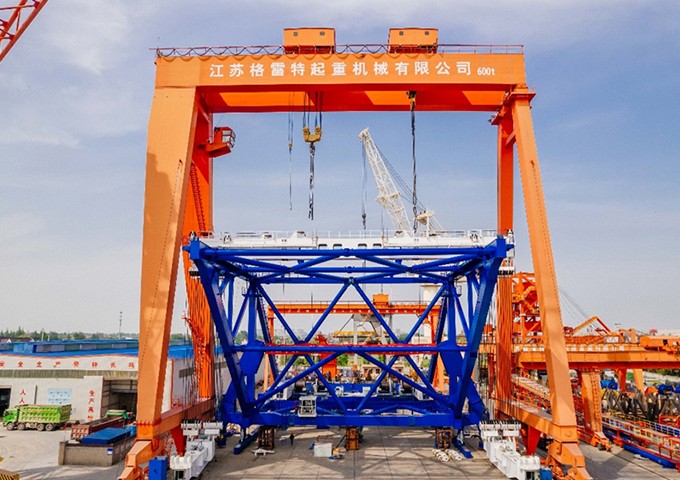 公司2000吨级桥面吊机正式下线