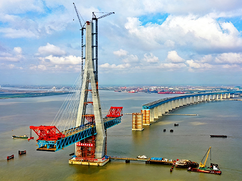 沪苏通大桥1800t架梁起重机