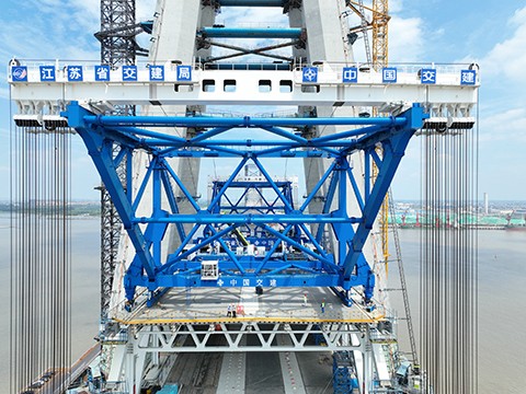 常泰大桥1800t桥面吊机